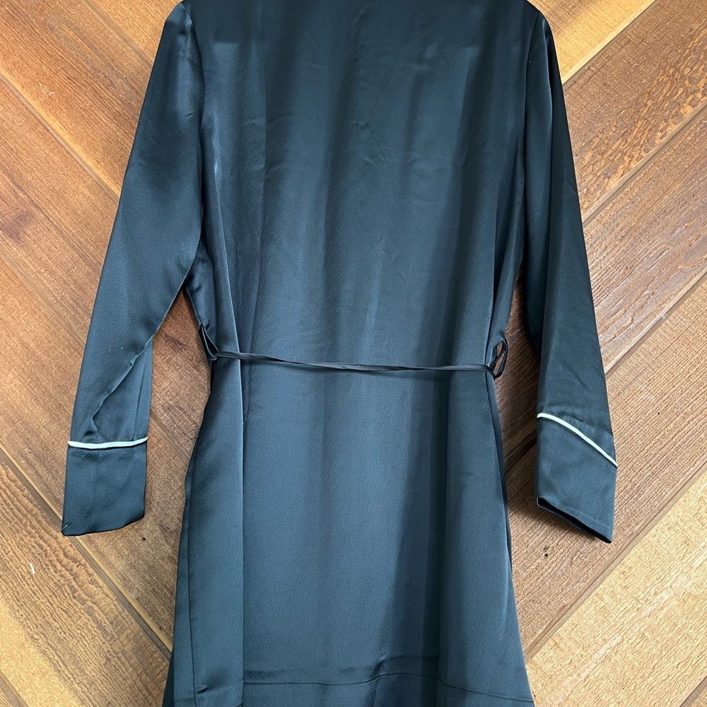 VS Robe - Picture 3 of 3